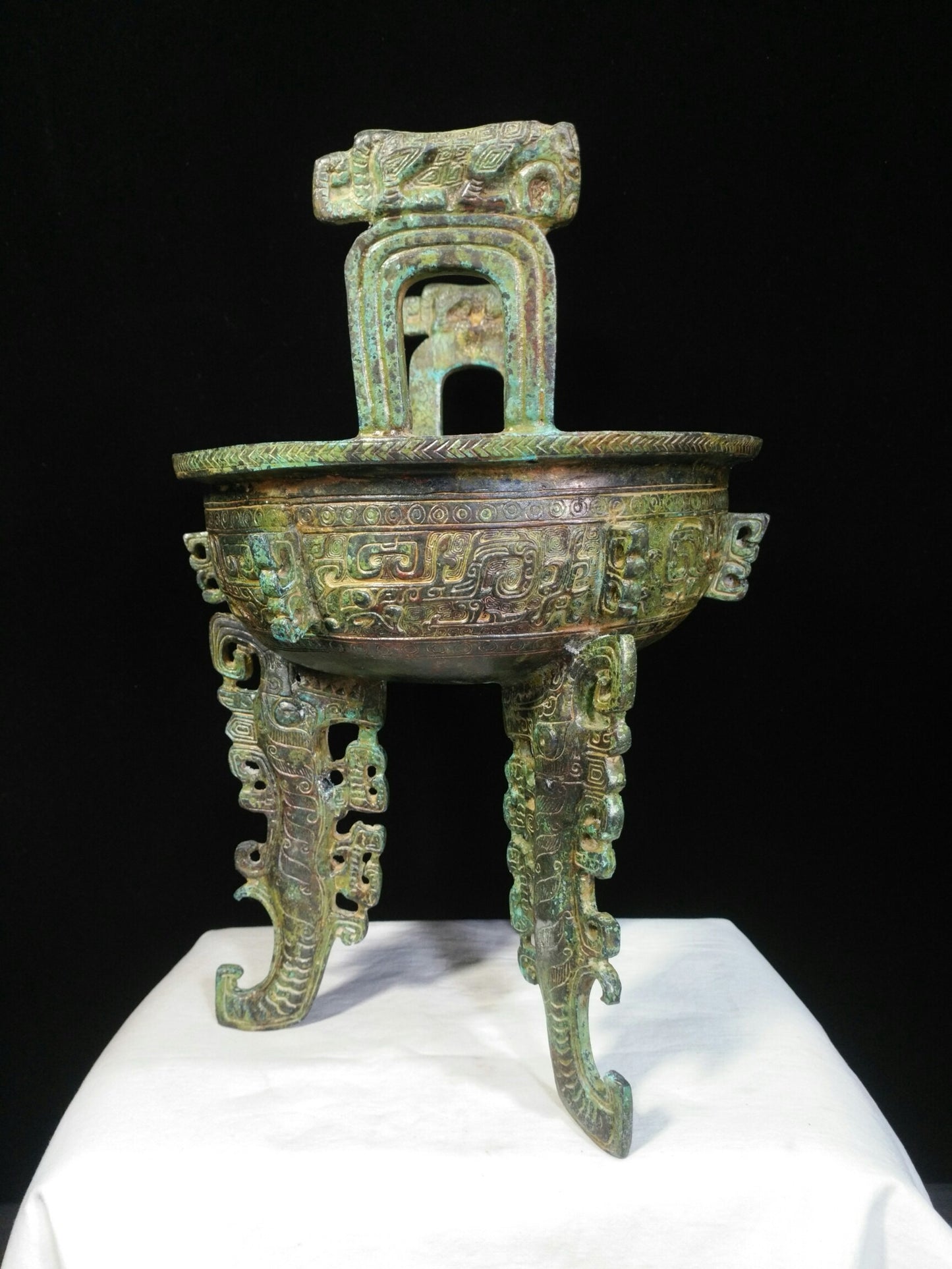Bronze vessel flat footed tripod