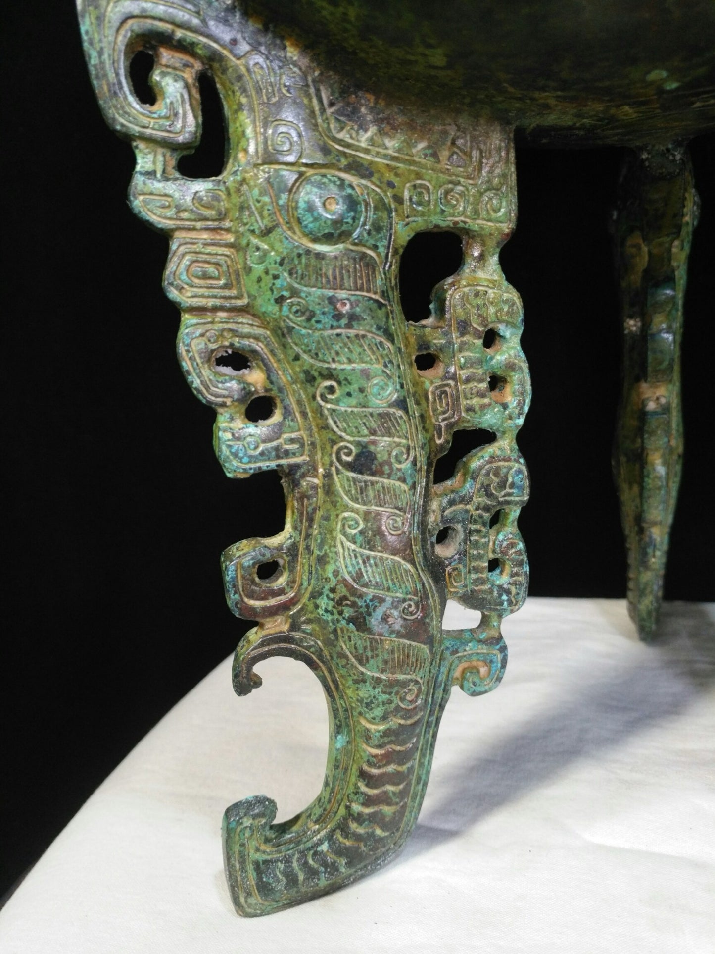 Bronze vessel flat footed tripod