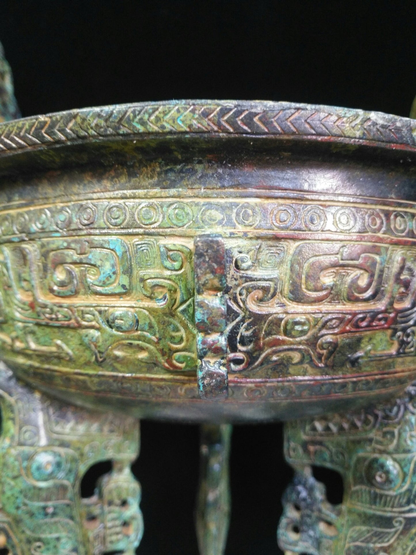 Bronze vessel flat footed tripod