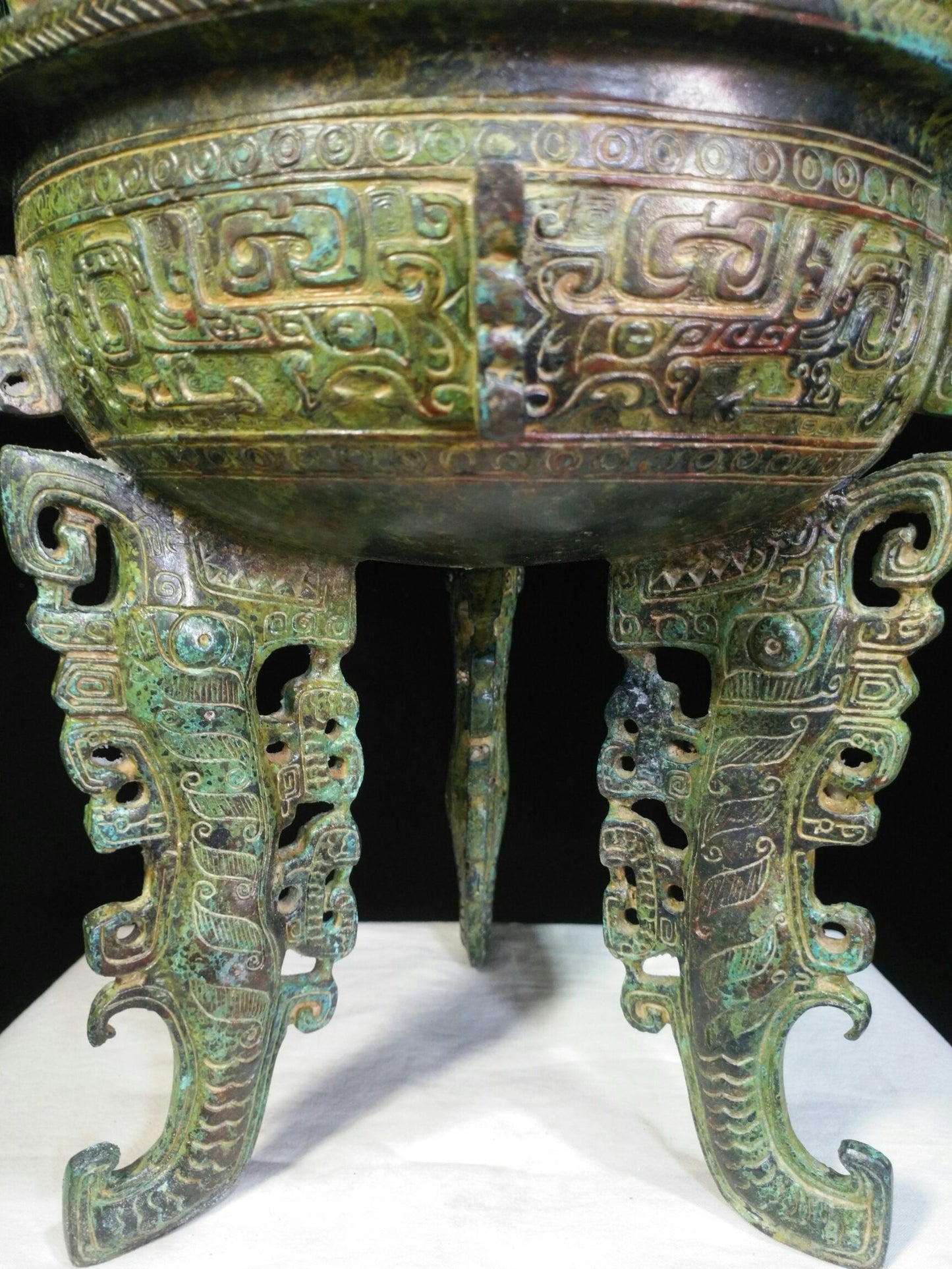 Bronze vessel flat footed tripod