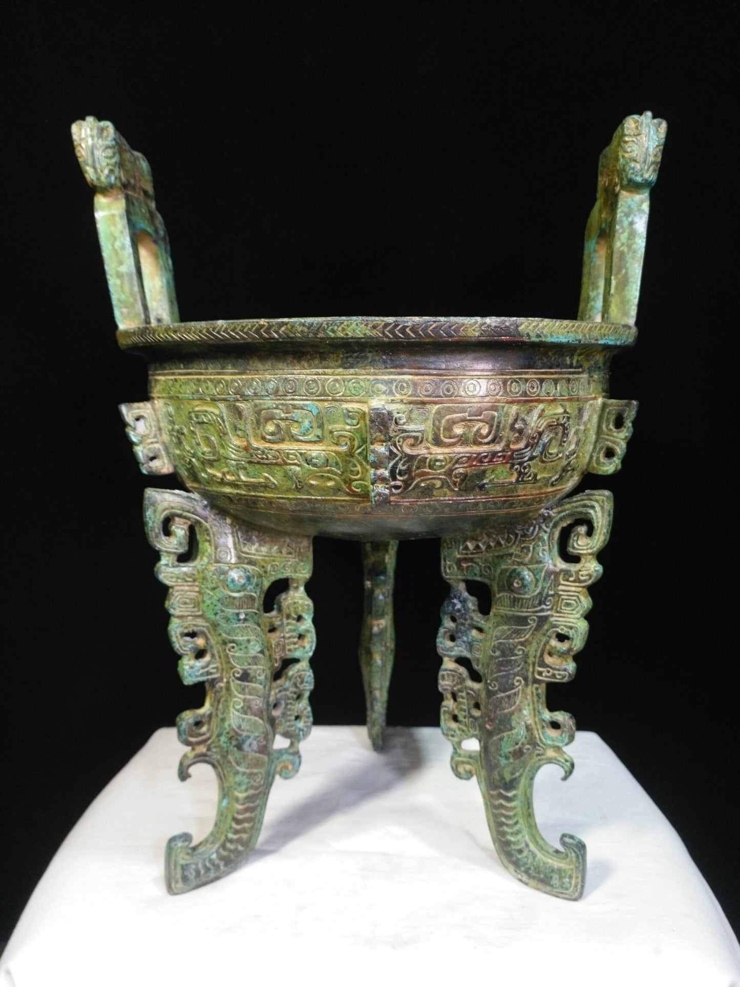 Bronze vessel flat footed tripod