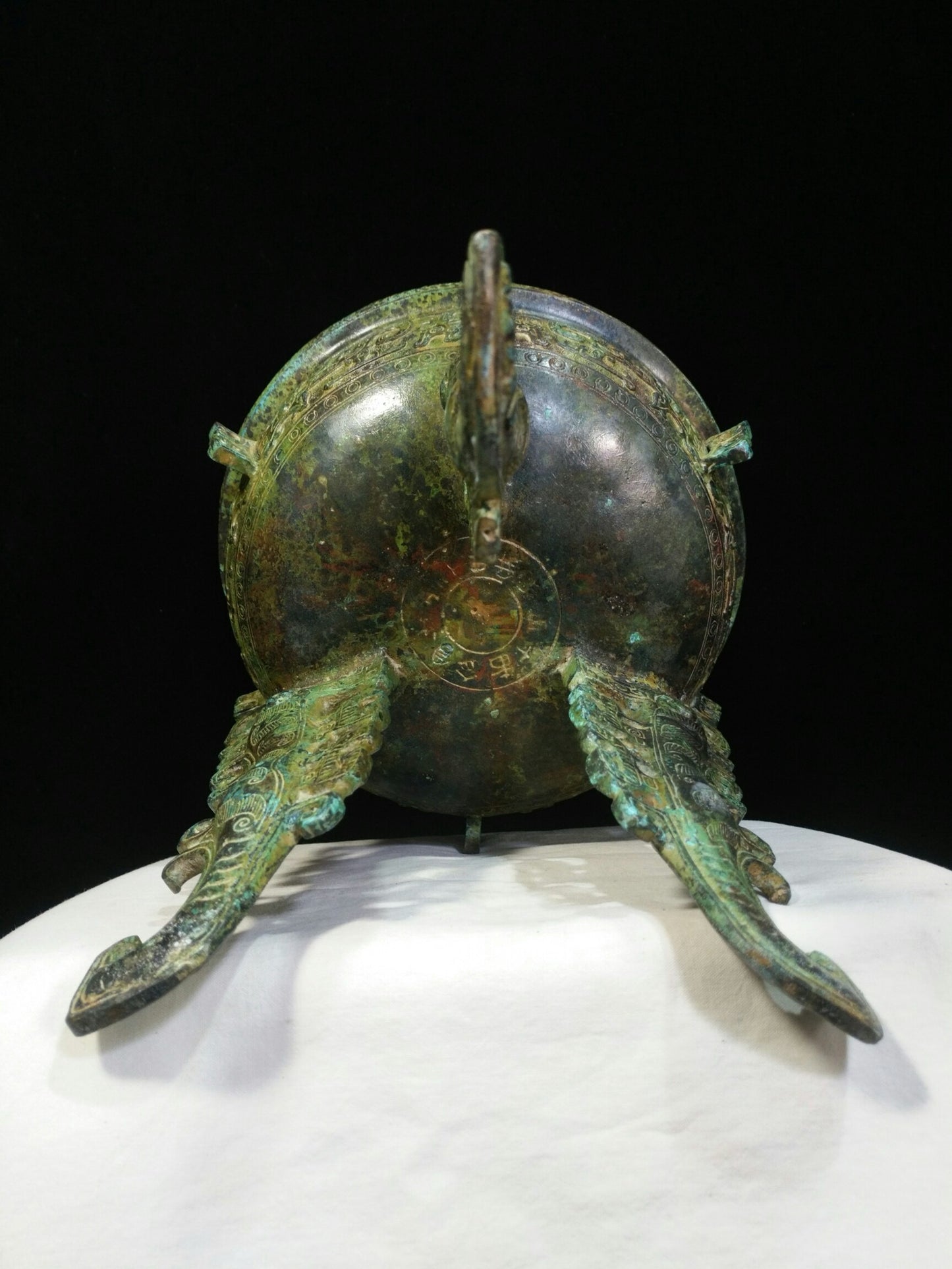 Bronze vessel flat footed tripod