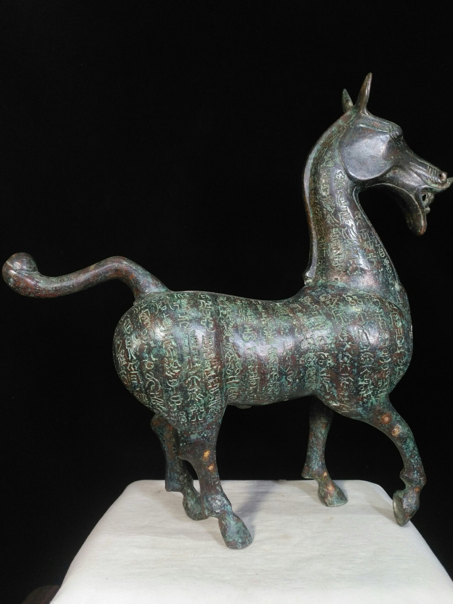 Bronze heavy vessel inscription horse