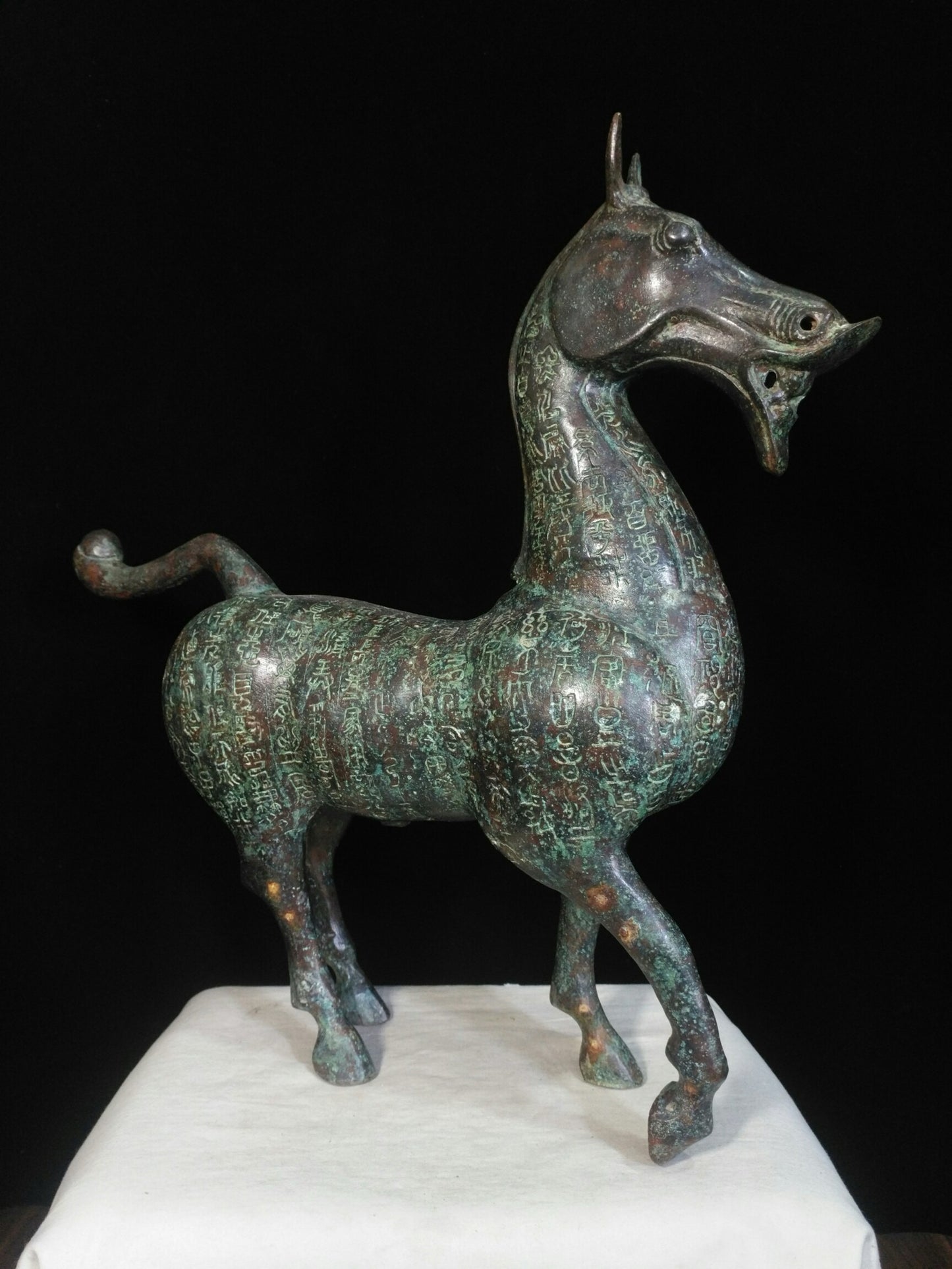 Bronze heavy vessel inscription horse