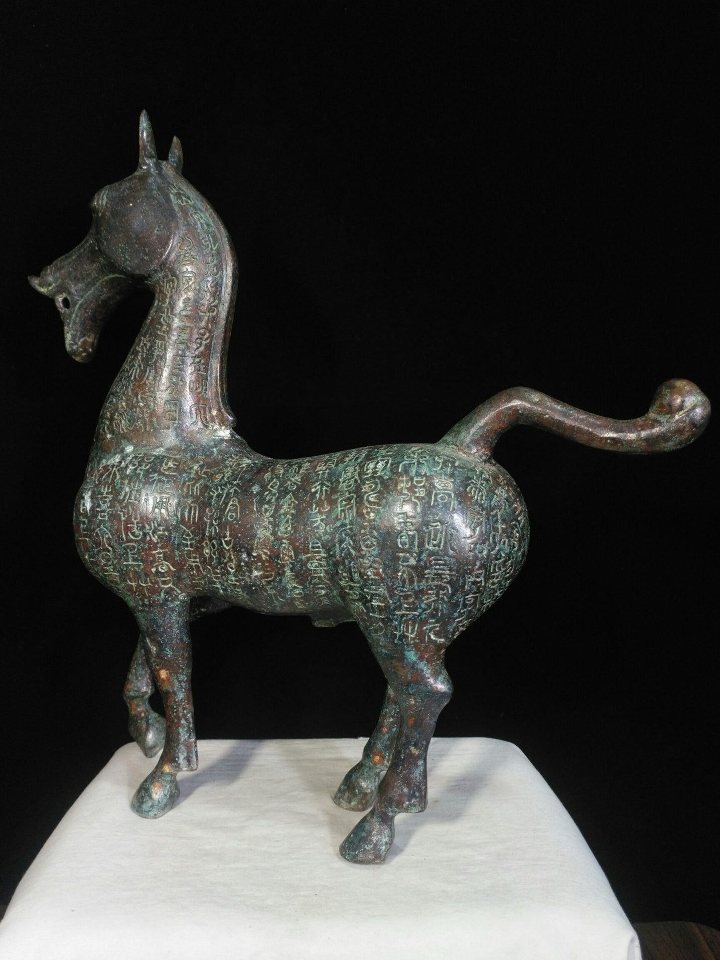 Bronze heavy vessel inscription horse