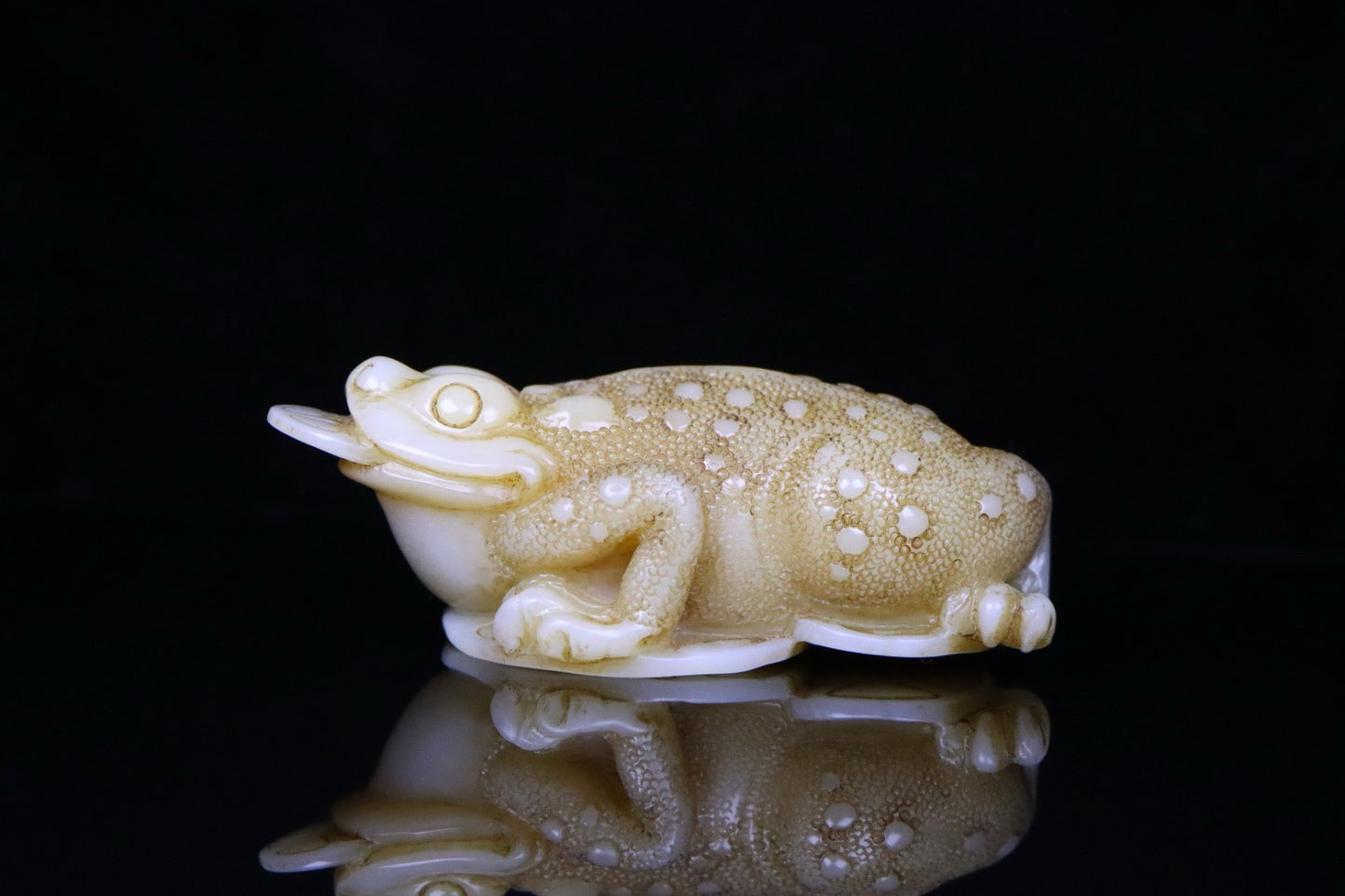 Chinese antique Shoushan stone wealth attracting golden toad ornament