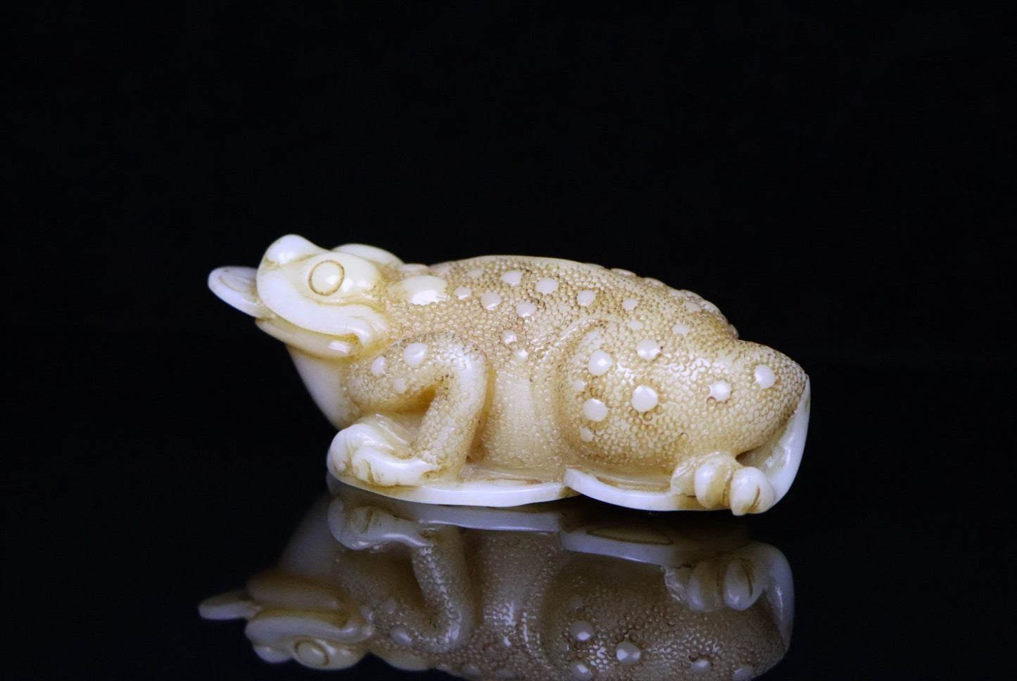 Chinese antique Shoushan stone wealth attracting golden toad ornament