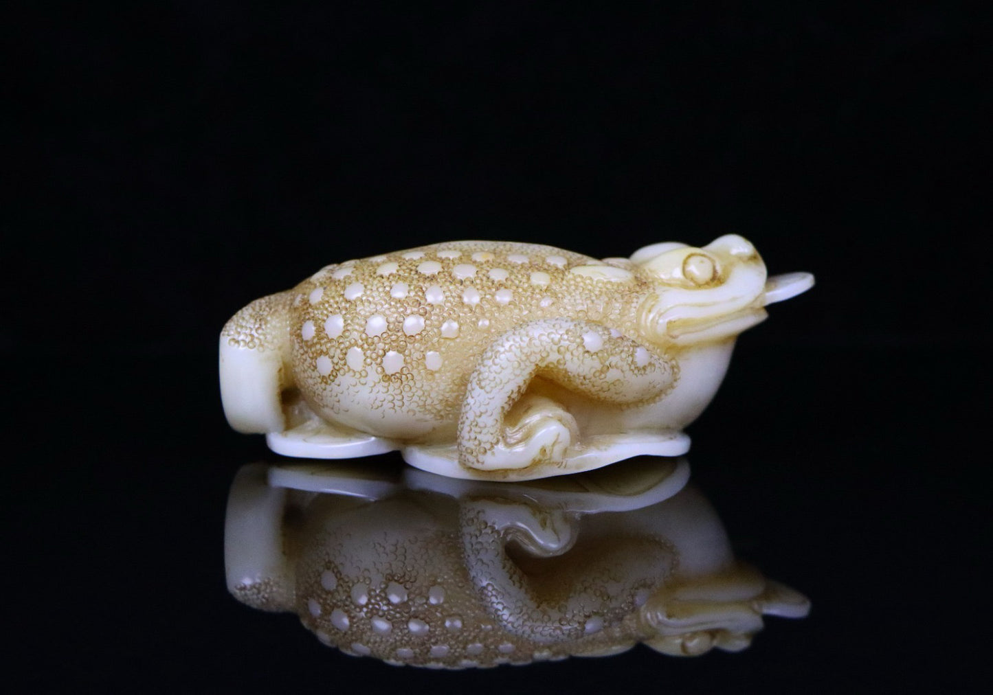 Chinese antique Shoushan stone wealth attracting golden toad ornament