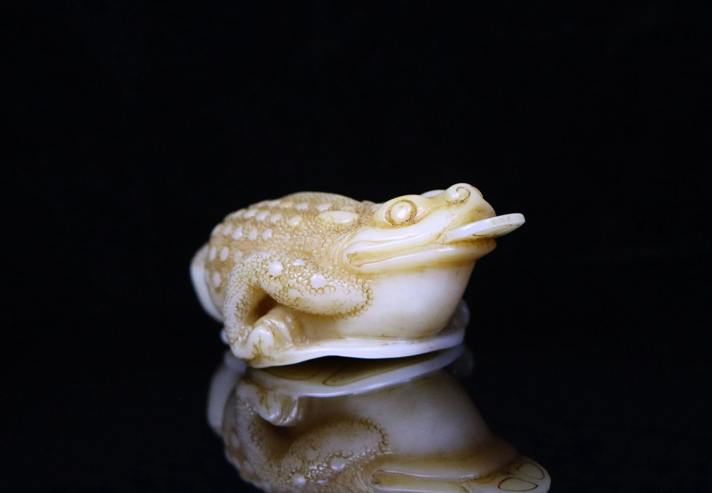 Chinese antique Shoushan stone wealth attracting golden toad ornament