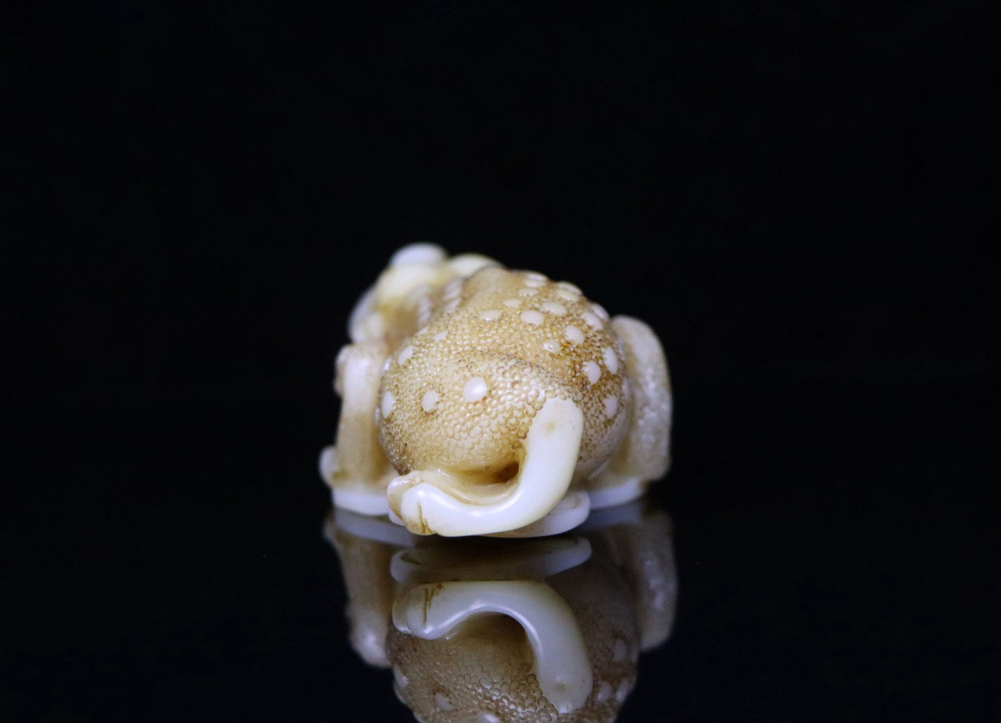 Chinese antique Shoushan stone wealth attracting golden toad ornament