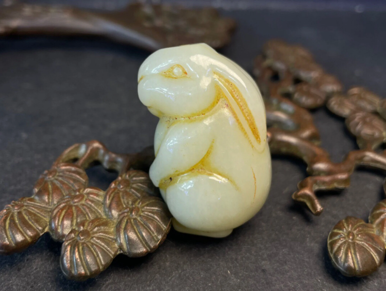 Collecting Chinese Antiques, Handmade Carving, and Natural Jade Pendant Rabbit