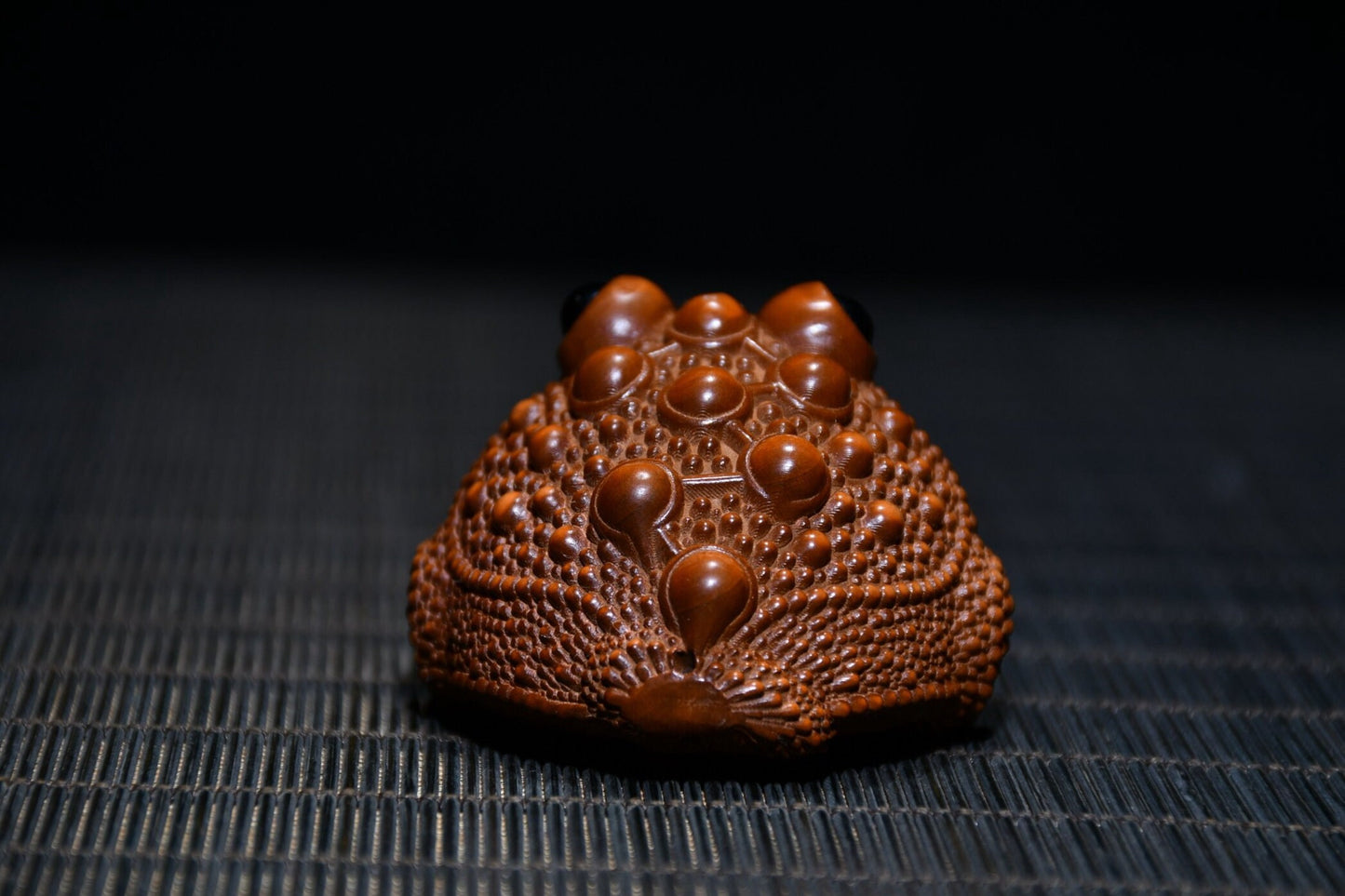 Boxwood statue Hand carved Golden Toad statue.drrs