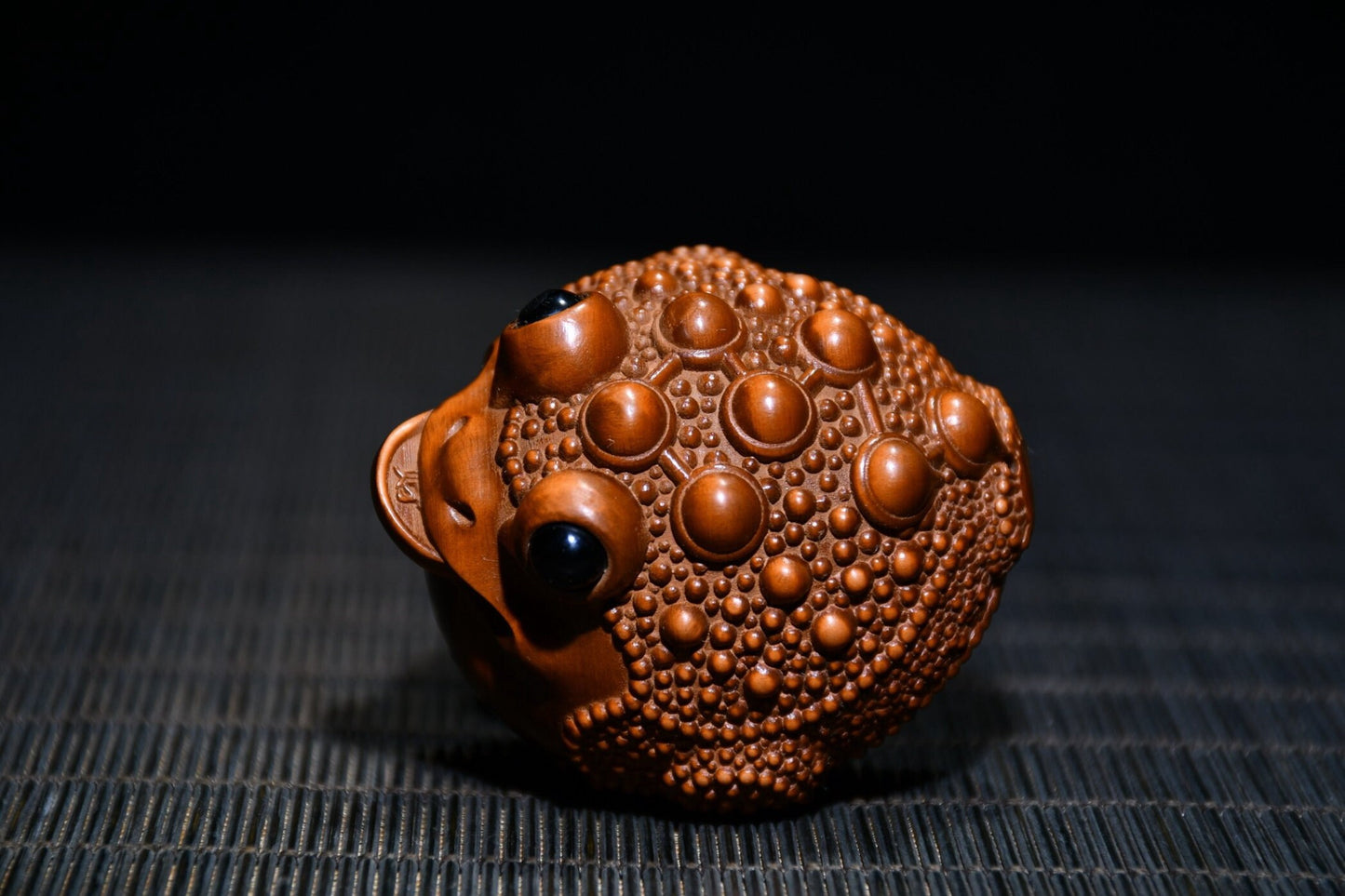 Boxwood statue Hand carved Golden Toad statue.drrs