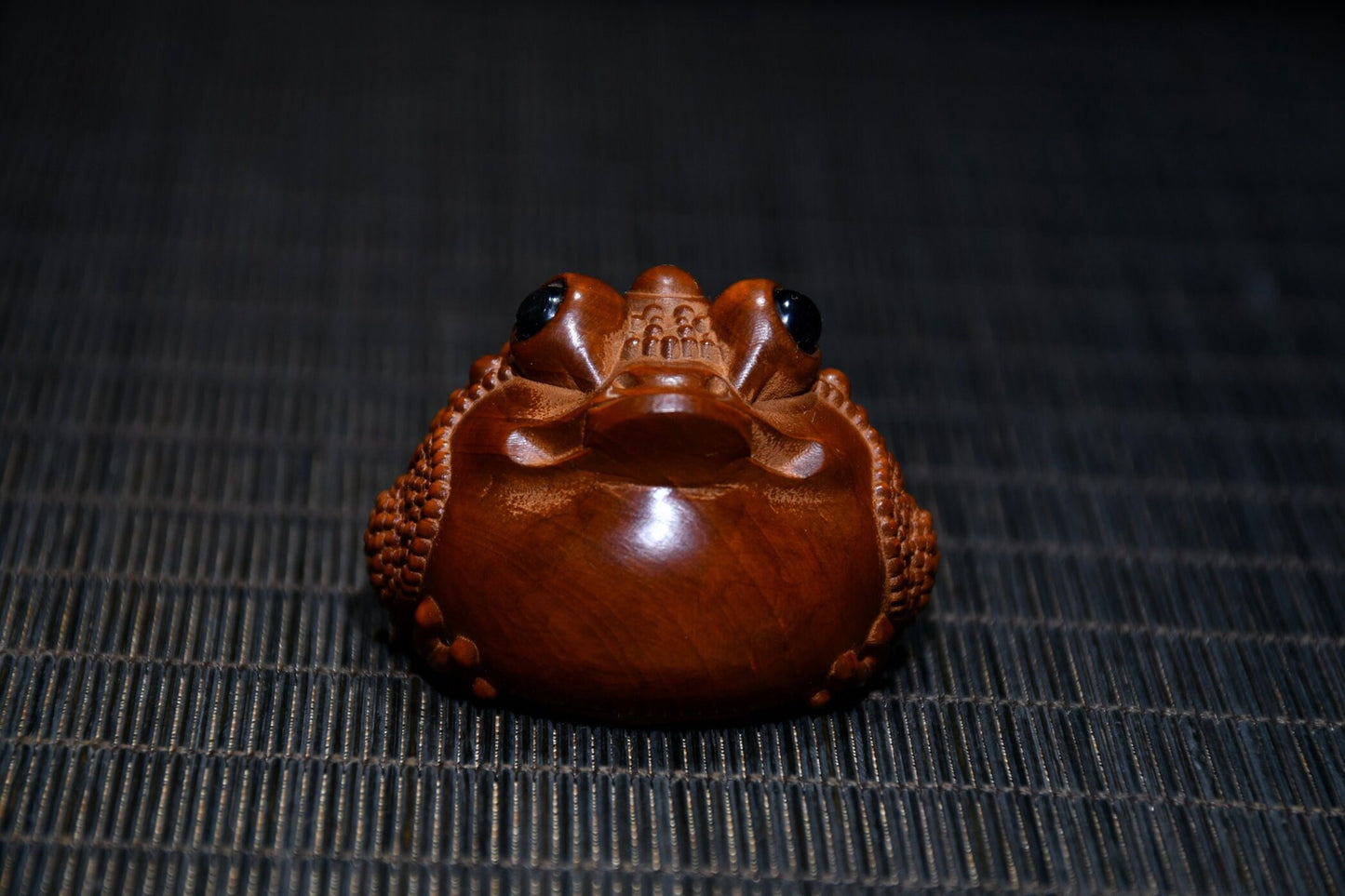 Boxwood statue Hand carved Golden Toad statue.drrs