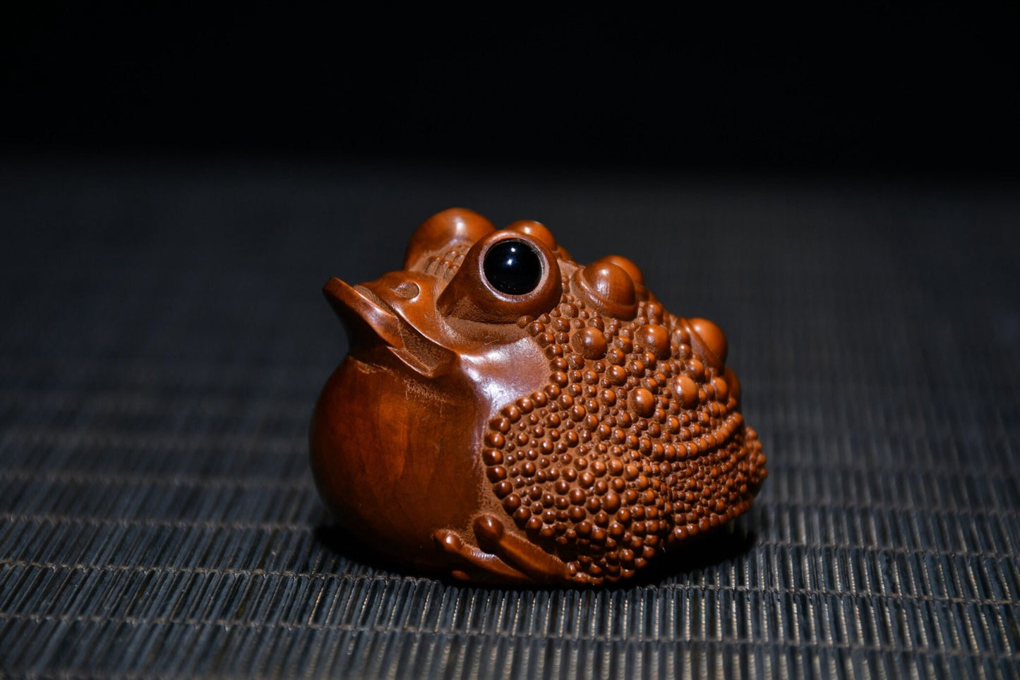 Boxwood statue Hand carved Golden Toad statue.drrs