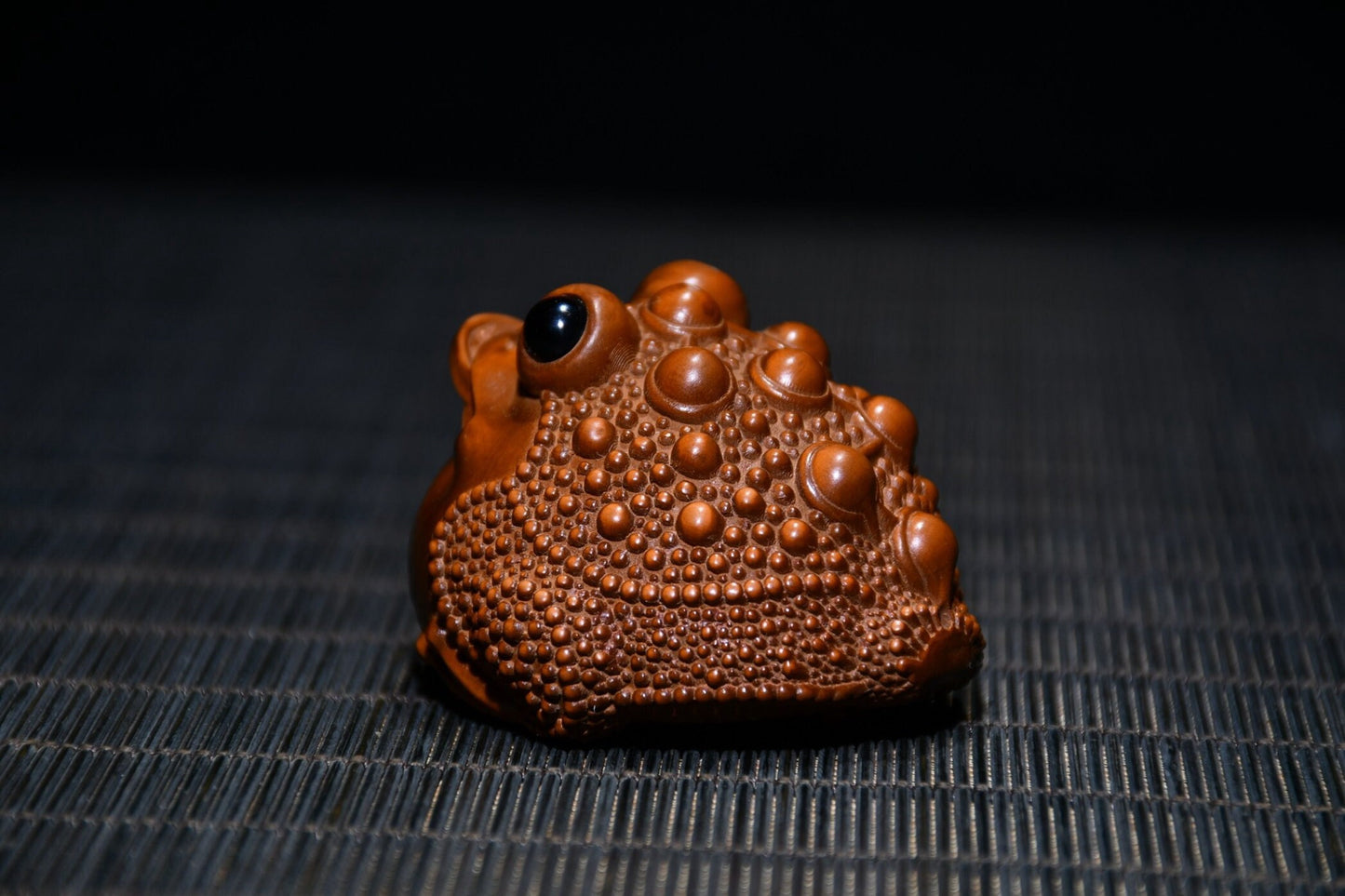 Boxwood statue Hand carved Golden Toad statue.drrs