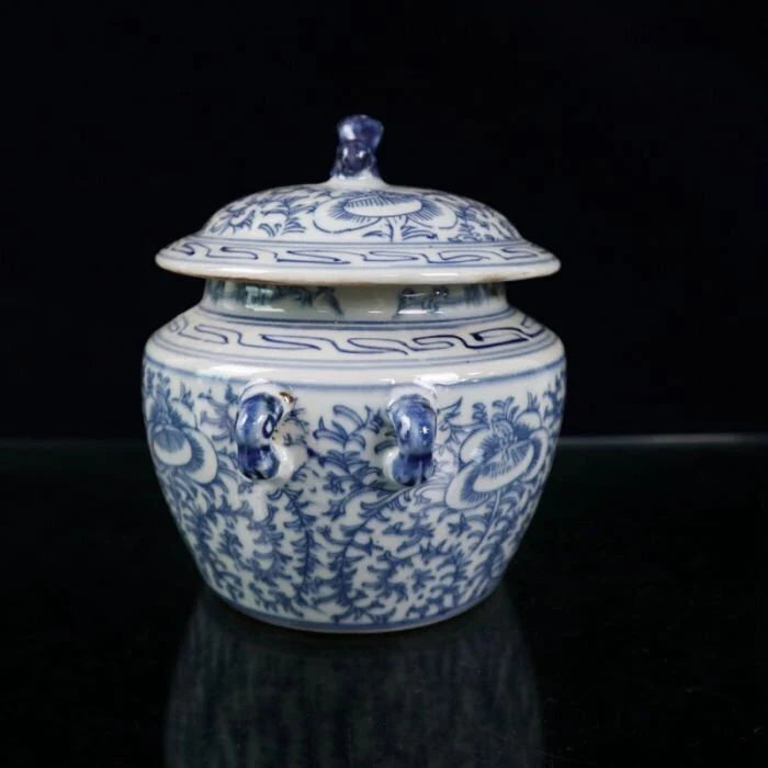 Blue and white tangled lotus pattern lid jar