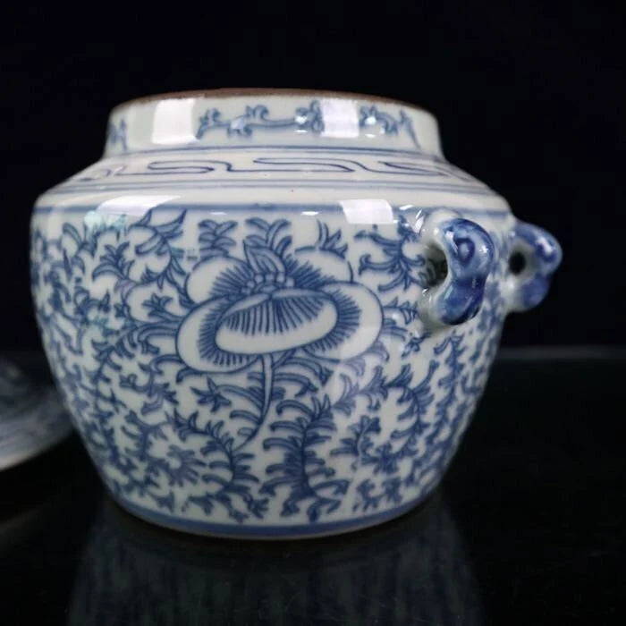 Blue and white tangled lotus pattern lid jar