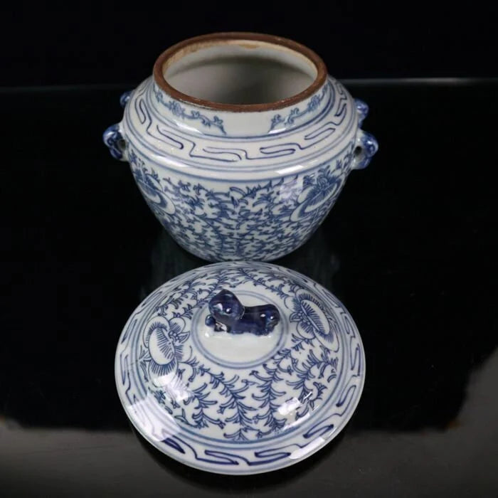 Blue and white tangled lotus pattern lid jar